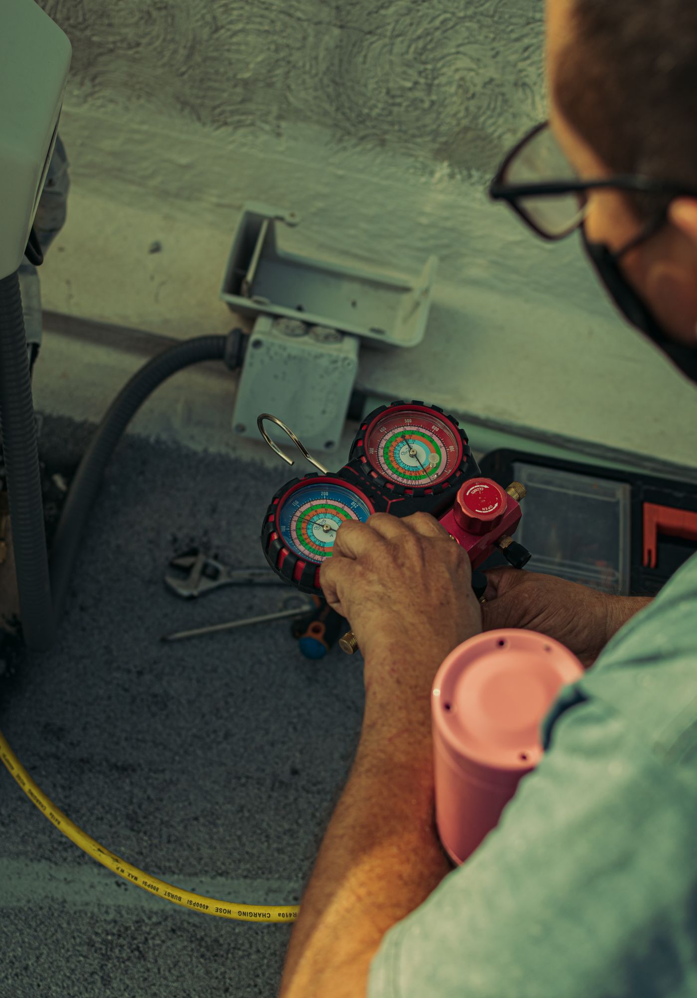 Air conditioning testing and commissioning with manifold gauges